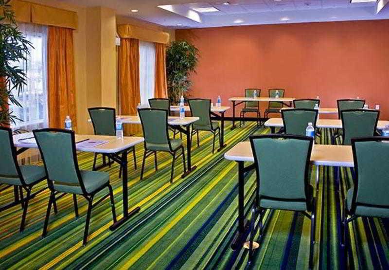 Fairfield Inn & Suites Lake Stadt Restaurant foto