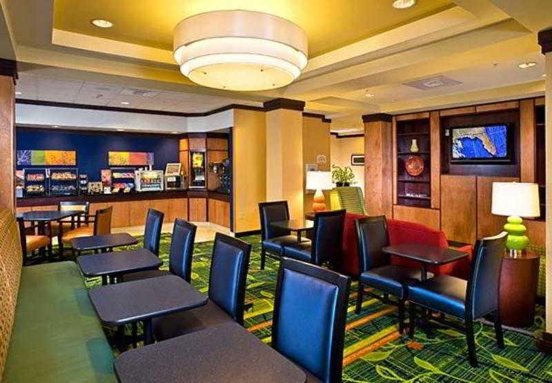 Fairfield Inn & Suites Lake Stadt Restaurant foto