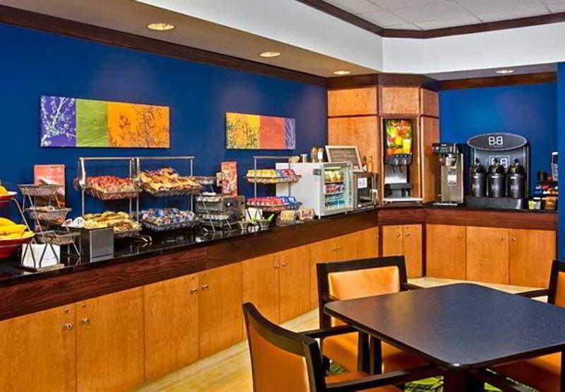Fairfield Inn & Suites Lake Stadt Restaurant foto