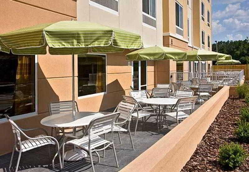 Fairfield Inn & Suites Lake Stadt Restaurant foto